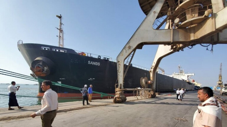 الحوثيون يتهمون التحالف العربي باحتجاز سفينة وقود جديدة