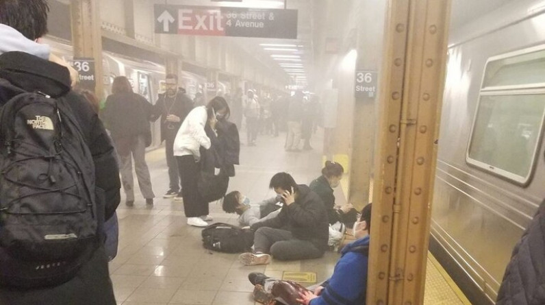 إطلاق النار في محطة مترو أنفاق في نيويورك