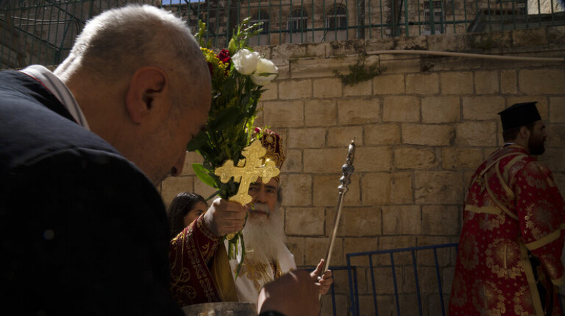 السلطة الفلسطينية تحذر من فرض قيود على دخول المصلين إلى كنيسة القيامة