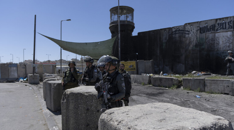 قوات الاحتلال تواصل البحث عن منفذي هجوم مستوطنة أرئيل