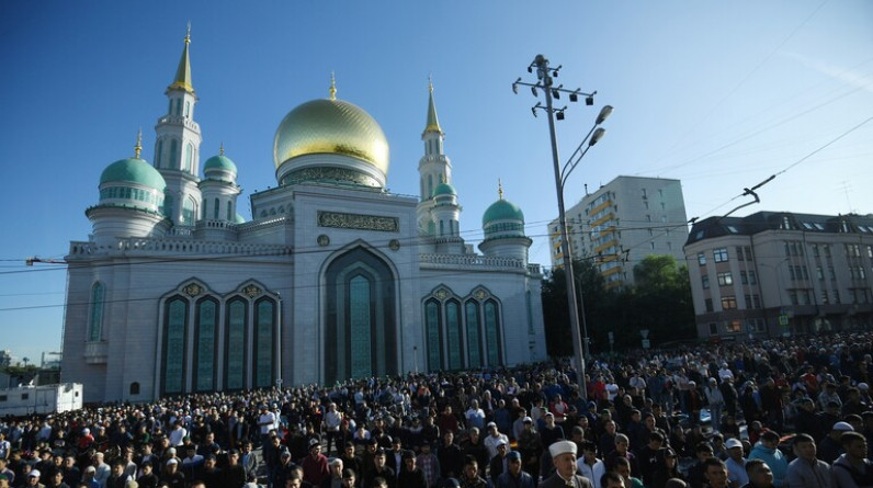 بوتين يهنئ المسلمين بمناسبة عيد الفطر والآلاف يؤدون الصلاة في جامع موسكو الكبير