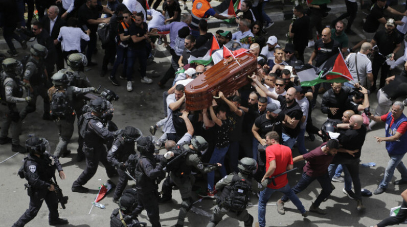 بعد انتقادات واسعة.. إسرائيل تحقق في أعمال العنف خلال جنازة شيرين أبو عاقلة