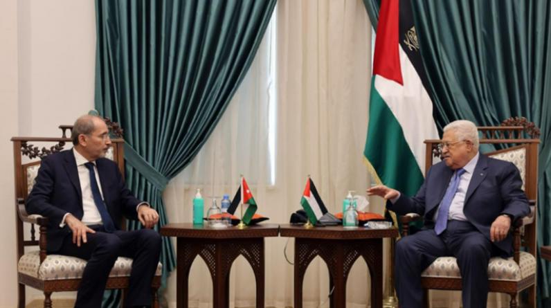 الرئيس الفلسطيني يطلع وزير الخارجية الأردني على مستجدات الأوضاع