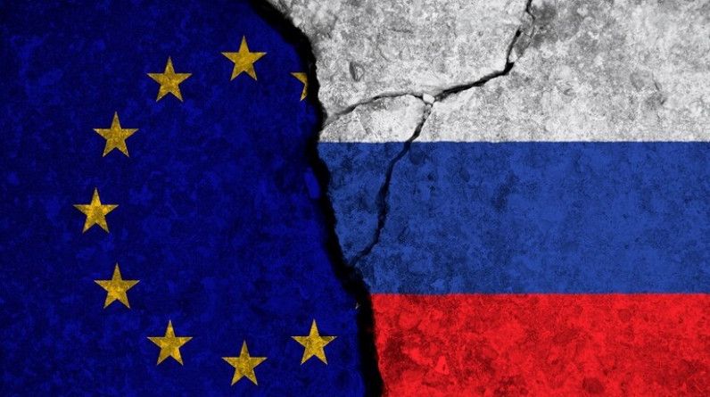 صحيفة أمريكية: الاتحاد الأوروبي سيفرض رسوما على النفط الروسي