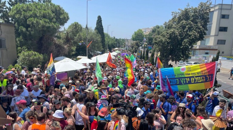 آلاف الإسرائيليين يشاركون في مسيرة المثليين في حيفا