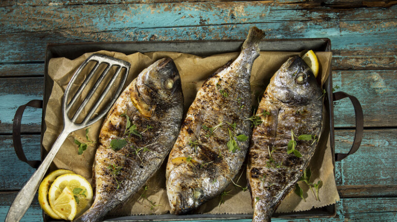 مادة في الأسماك يمكن لاستهلاكها المفرط أن يزيد من خطر الإصابة بألزهايمر
