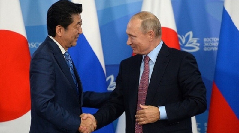 سفير روسيا لدى طوكيو: آبي أدرك أن من مصلحة اليابان بناء علاقات وثيقة مع روسيا