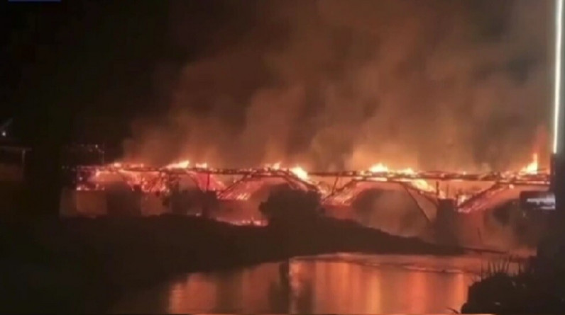 انهيار جسر خشبي عمره 900 عام جراء حريق في الصين
