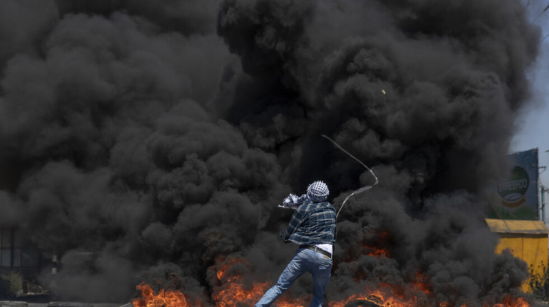 اندلاع مواجهات في مدينة الخليل وإضراب وإحراق إطارات في محافظات الضفة الغربية