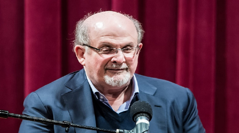 سلمان رشدي: بعد طعنه تعرض كبده للتلف وقد يفقد إحدى عينيه
