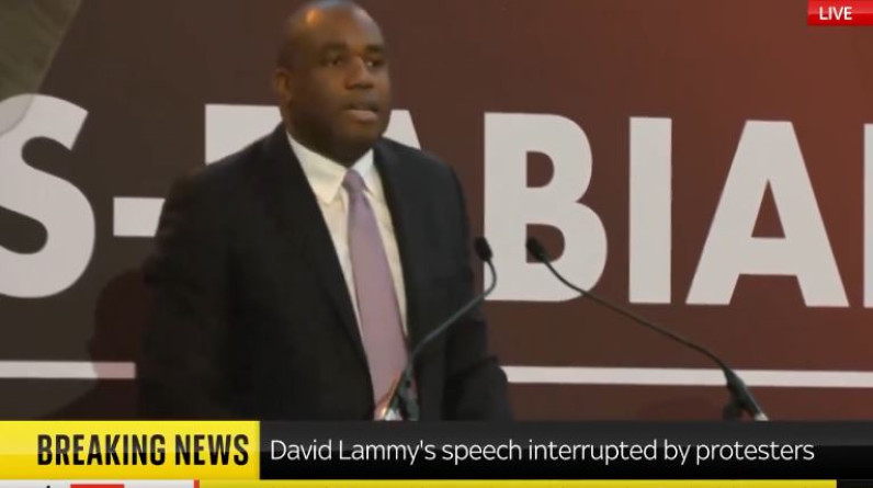 نشطاء بريطانيون يقاطعون خطاب ديفيد لامي السياسي بسبب دعمه لإسرائيل.. فيديو