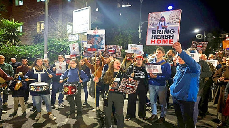 اعتصام مفتوح لأهالي الأسرى الإسرائيليين أمام مقر إقامة نتنياهو
