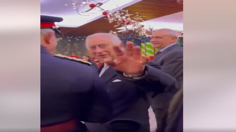 ملك بريطانيا يفاجئ سيدة برد فعل غير متوقع بعد ندائها بوقف إطلاق النار في غزة (فيديو)