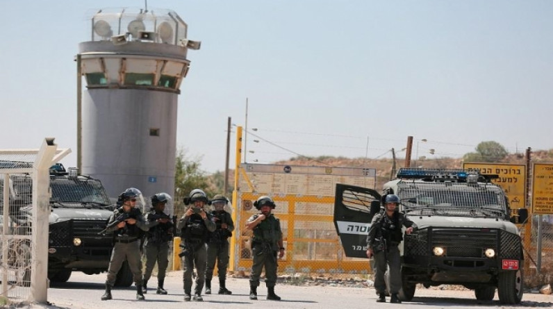 الاحتلال يزعم إحباط عملية هروب جديدة لأسرى من سجن “عوفر”