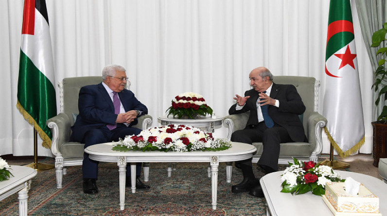 الرئيس محمود عباس يصل الجزائر للمشاركة في احتفالات الذكرى الـ 60 لاستقلالها