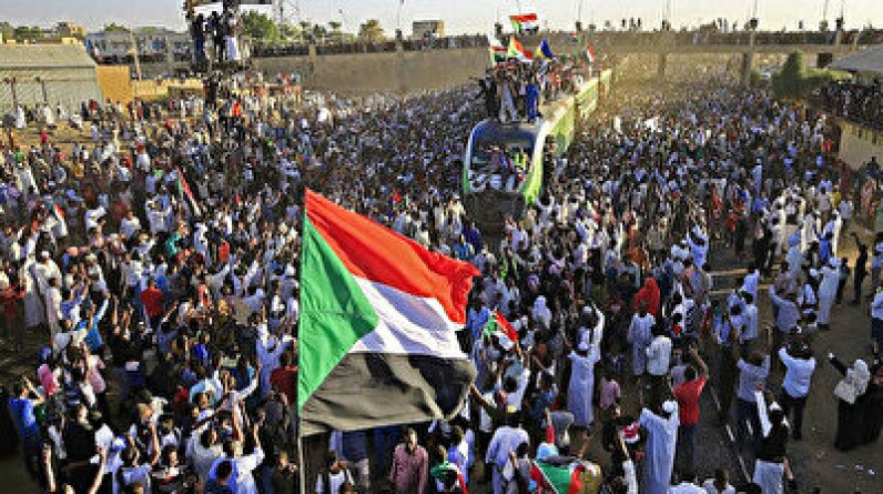 السودان : توصية برفع “جزئي” لحالة الطوارئ