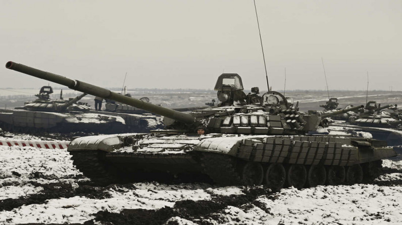 روسيا تبدأ مناورات عسكرية “ضخمة” قرب الحدود الأوكرانية.. فهل اقتربت الحرب؟