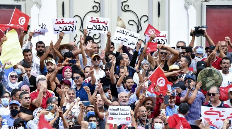 بذكرى الاستقلال الـ66.. آلاف التونسيين يتظاهرون رفضا لانقلاب قيس سعيد