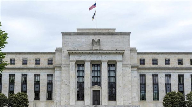 محلل أسواق العالمية يكشف أسباب تأخر الاحتياطي الفيدرالي عن تخفيض الفائدة