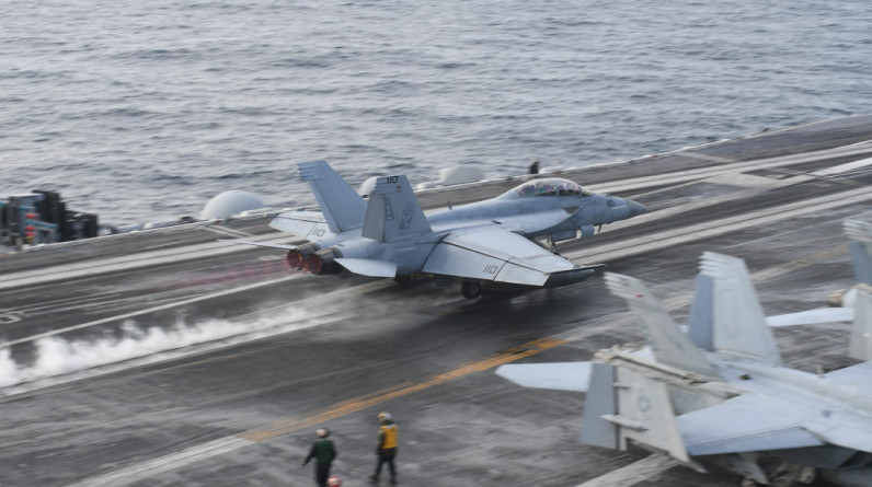 أمريكا ترسل مدمرة وطائرات مقاتلة لمساعدة الإمارات بعد هجمات الحوثيين