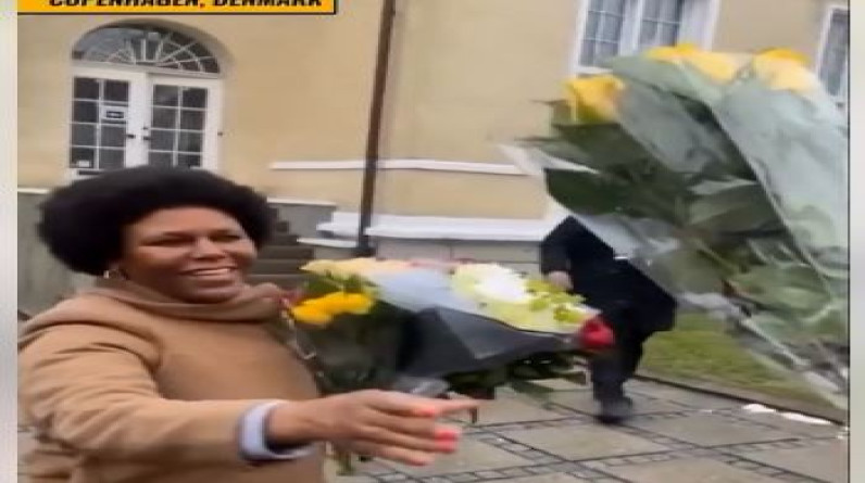 متظاهرون يقدمون الزهور لموظفي جنوب أفريقيا في كوبنهاجن لموقفها من دعم غزة.. فيديو