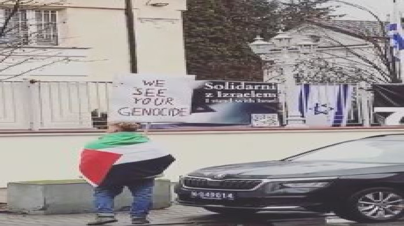 فنان بولندي شهير يتظاهر أمام سفارة إسرائيل بـ وارسو (فيديو)