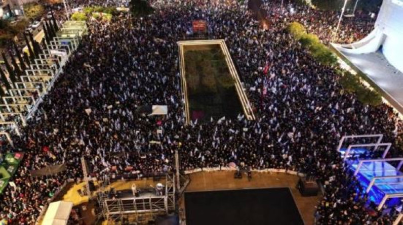 تظاهر عشرات الآلاف من الإسرائيليين ضد نتنياهو والتهديد بـ «مدينة خيام» بالقرب من الكنيست