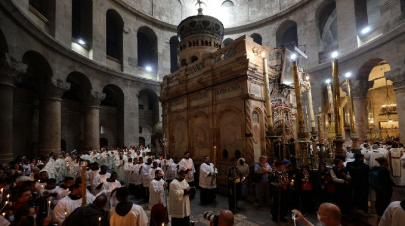 قوات الاحتلال تمنع الوصول إلى كنيسة القيامة للاحتفال بـ"سبت النور"