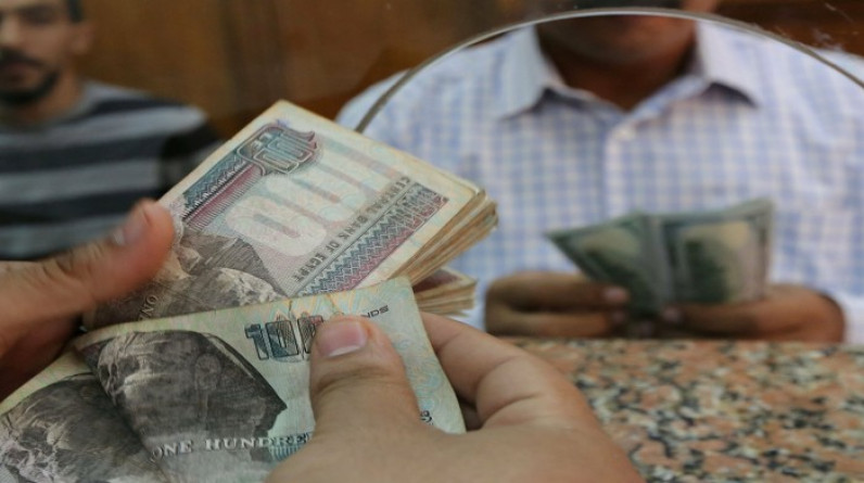 بعد رفع الفائدة.. الدولار يقفز 11% فوق 17 جنيها مصريا