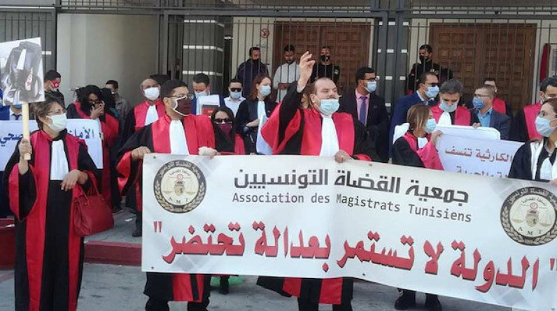 جمعية "القضاة التونسيين" تدعو إلى الاحتجاج ولبس الشارة الحمراء