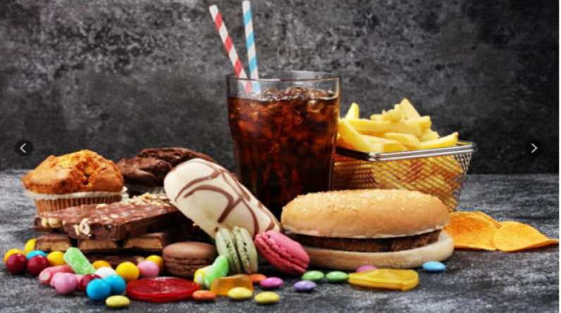 عادات غذائية خاطئة في العيد تهدد صحتك.. دعيها جانبًا