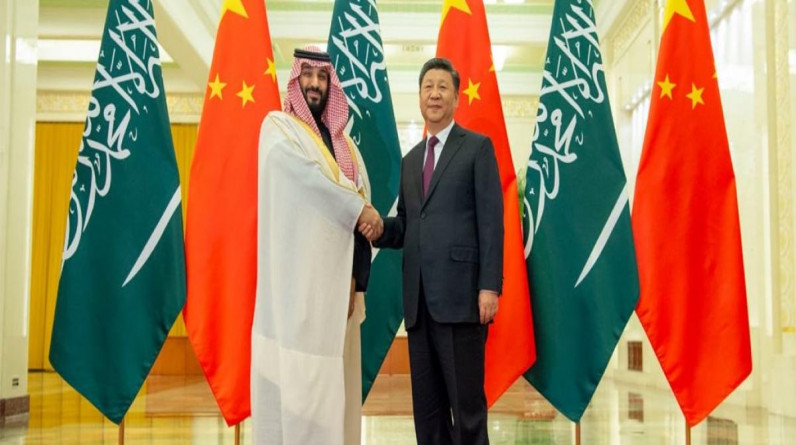 صحيفة أمريكية: الرياض تدرس بيع النفط باليوان الصيني