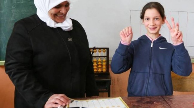 معلمة فلسطينية من مخيم حمص تحقق نجاحات في تعليم الحساب الذهني