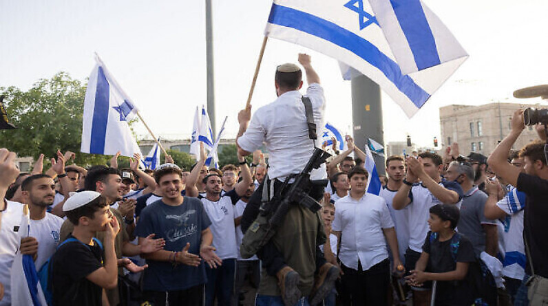 مستوطنون يرفعون أعلاماً إسرائيلية فوق مسجد بيت لحم