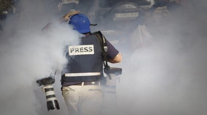 مصطفى الصواف يكتب: تهديدات الاحتلال لن تنال من عزم الصحفيين