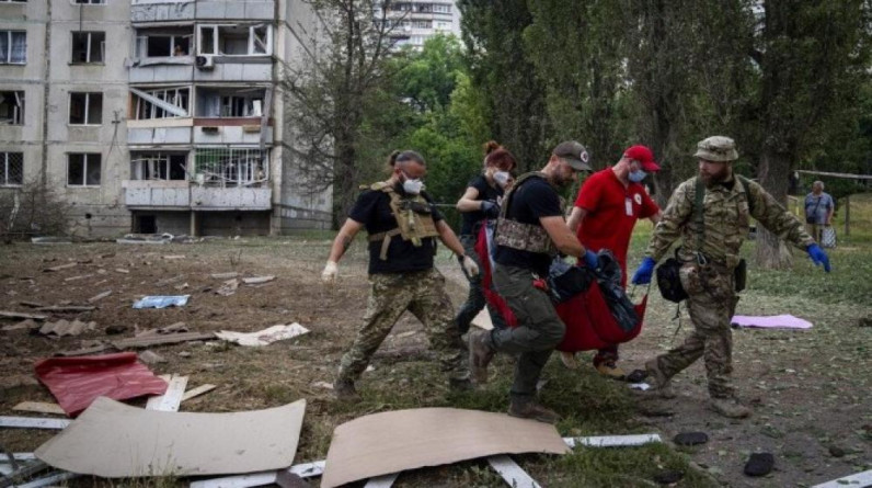 قتلى وجرحى بضربة روسية استهدفت مبنى بشرق أوكرانيا