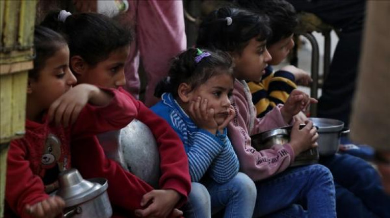 صحيفة بريطانية: الجوع الذي يفتك بأطفال غزة وتحولوا إلى هياكل عظمية