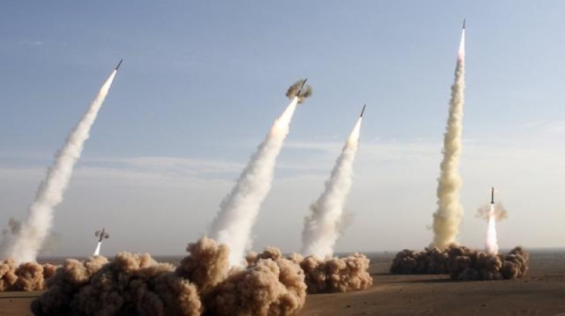 الصواريخ وصلت لأماكن خطيرة.. الإعلامي الإسرائيلي يكشف تفاصيل جديدة عن الهجوم الإيراني
