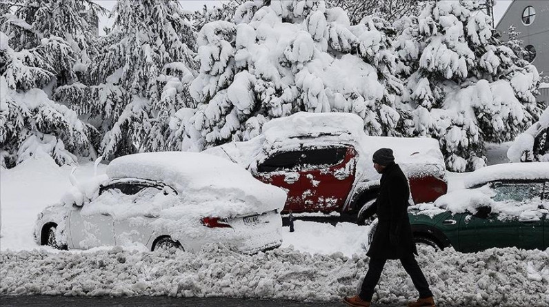 الثلوج تتساقط بكثافة على مناطق متفرقة من إسطنبول