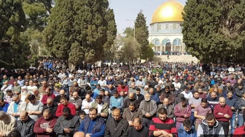 القدس : 30 ألفا يؤدون صلاة الجمعة في رحاب الأقصى