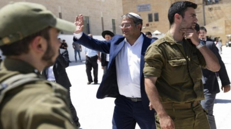 نائب إسرائيلي متطرف يشهر سلاحه بوجه فلسطينيين في الضفة الغربية