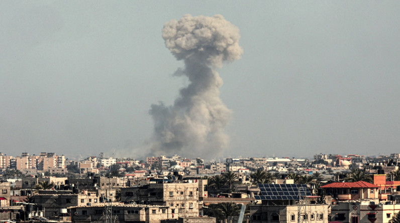 خبير استراتيجي يكشف تفاصيل بنود اجتماعات باريس لوقف إطلاق النار بغزة