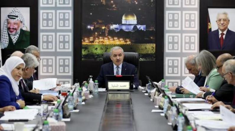 استقالة الحكومة الفلسطينية في سياق لَيّ الأذرع بين واشنطن وإسرائيل