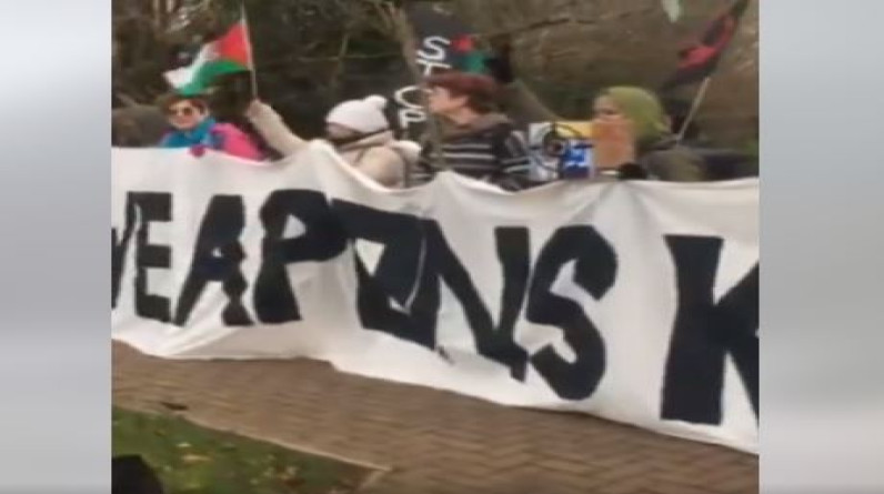 المتظاهرون يغلقون شركة إسرائيلية لتصنيع الأسلحة في بريطانيا (فيديو)
