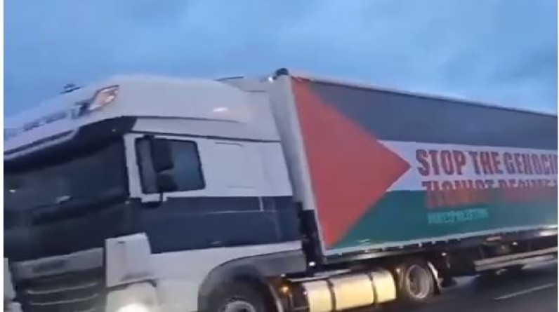 سائق شاحنة يتضامن مع فلسطين بطريقته الخاصة (فيديو)