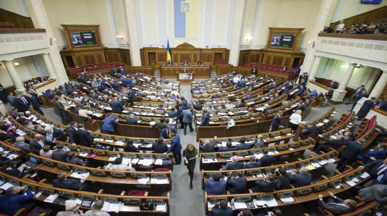 أوكرانيا تعلن حالة الطوارئ..والبرلمان يسجل مسودة مشروع قرار باستثناء روسيا من عضوية الأمم المتحدة