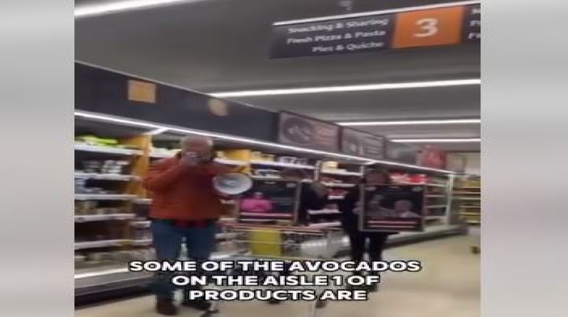 بريطاني من داخل أحد المتاجر : «من فضلكم لا تشتروا المنتجات الإسرائيلية» (فيديو)