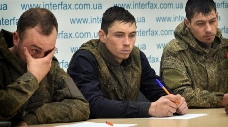 أوكرانيا تسلم روسيا 9 جنود أسرى مقابل إطلاق سراح رئيس بلدية
