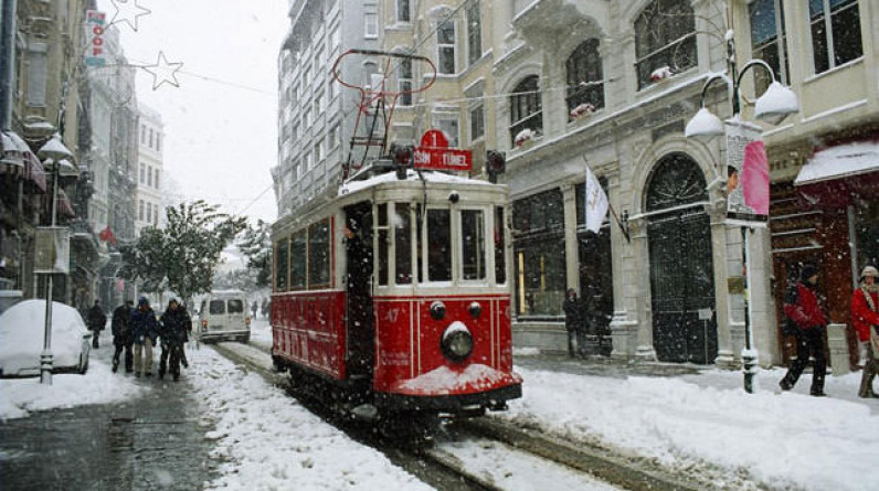 بسبب سوء الطقس..والي إسطنبول يعلن عن عطلة في جميع مدارس المدينة غدًا
