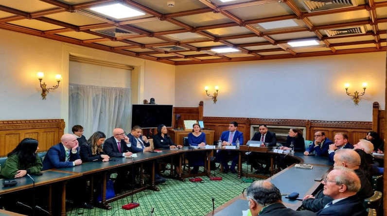 نواب بريطانيون يعقدون جلسات للاستماع لمدراء المنظمات الإنسانية في غزة حول جرائم الاحتلال